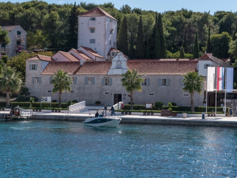 Bootverhuur Trogir goedkoop Activ 755 Sundeck