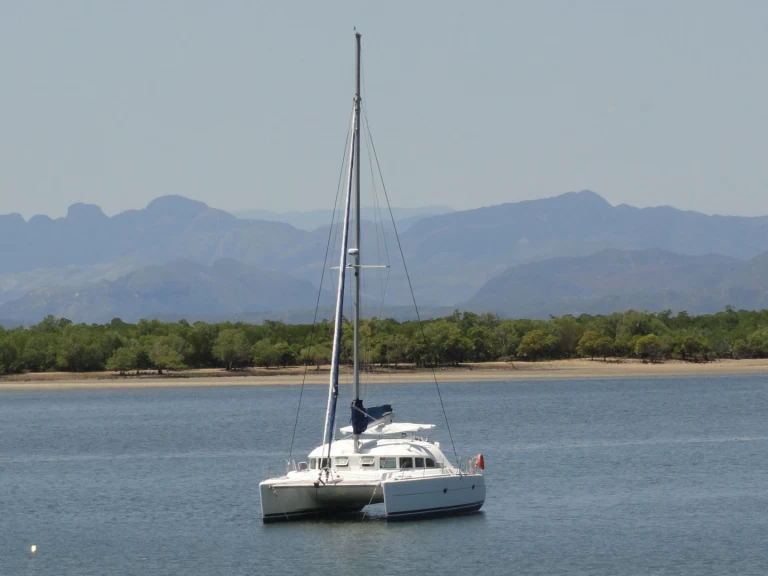 Verhuur Catamaran in Hell-Ville - Lagoon Lagoon 380