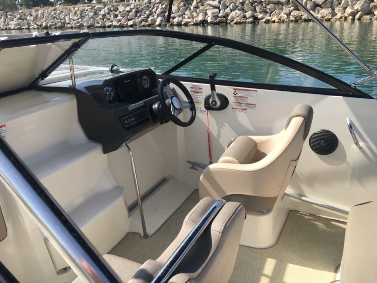 Huur een Bayliner VR5 Cuddy in Marseille