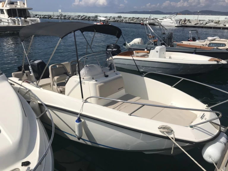 Huur een Quicksilver Activ 555 Open in Fréjus