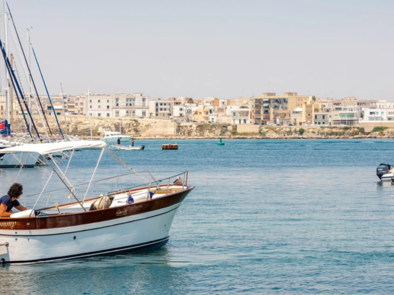 Verhuur Motorboot Gozzo Latino met vaarbewijs