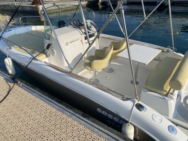 Motorboot te huur in Fréjus voor de beste prijs