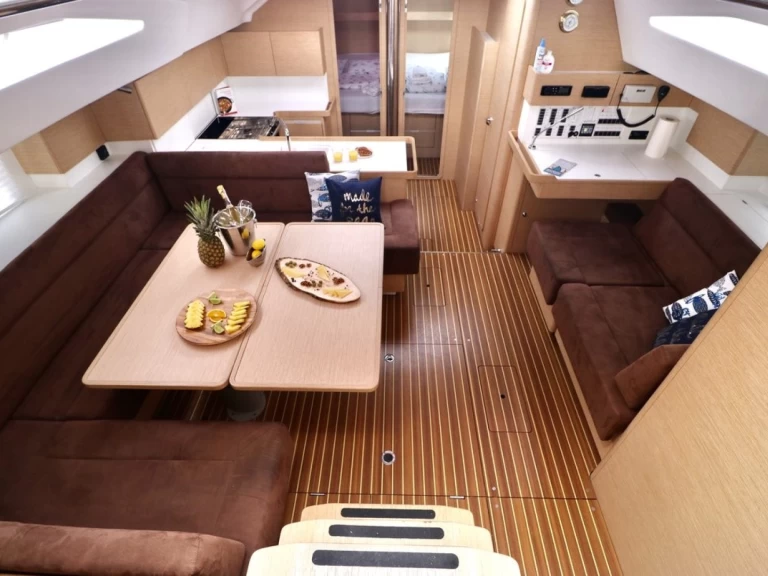 Huur een Elan Impression 50 in Kaštela