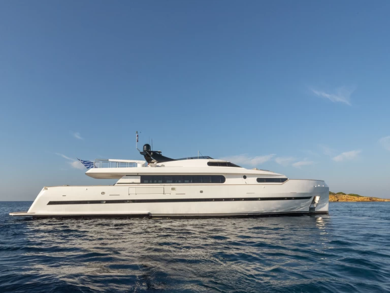 Huur een Bugari Bugari 100 - 5 + 2 cab. in Álimos