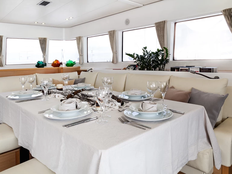 Bootverhuur Lagoon Lagoon 620 in Álimos via SamBoat