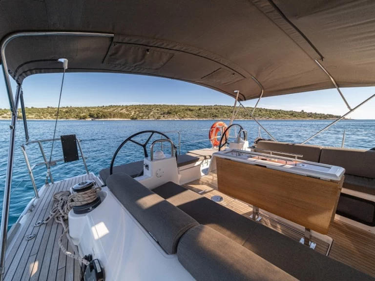 Huur een Dufour Dufour 520 Grand Large in Primošten