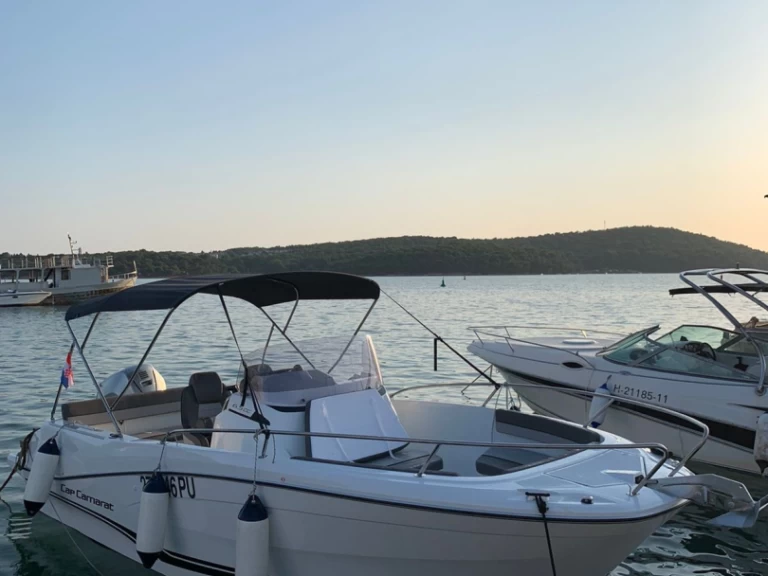 Huur Motorboot met of zonder schipper Jeanneau in Pula