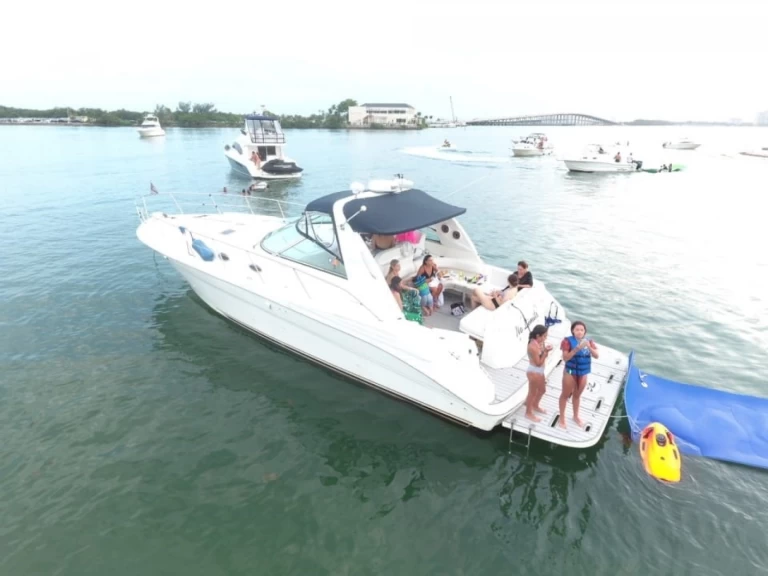 Bootverhuur Sea Ray Sea Ray 410 Express Cruiser in Miami via SamBoat
