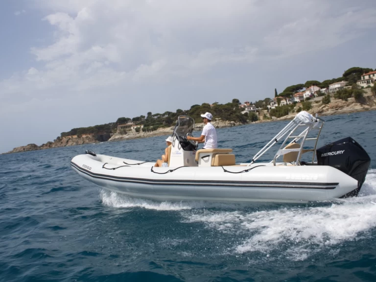 Huur een Bombard Sunrider 700 in Platja d'Aro