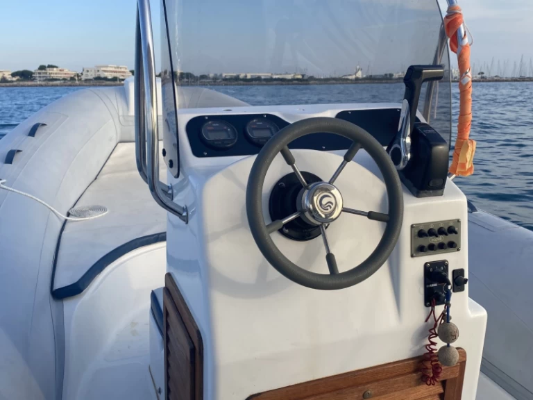 RIB te huur in Port-Camargue voor de beste prijs