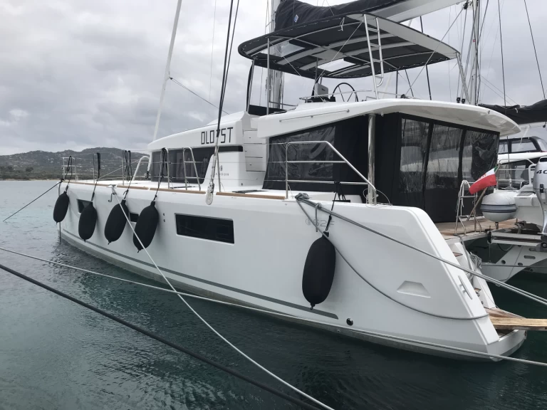 Catamaran te huur in Cugnana Verde voor de beste prijs