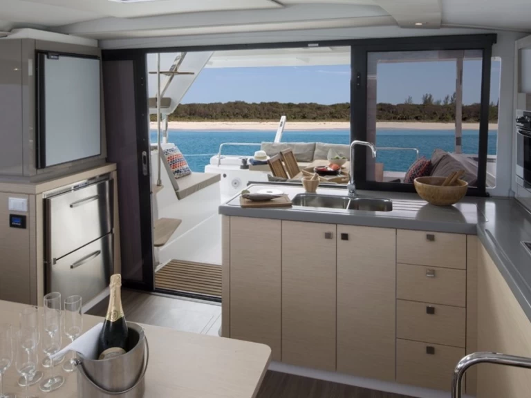 Verhuur Catamaran in Praslin Island - Fountaine Pajot Lucia 40
