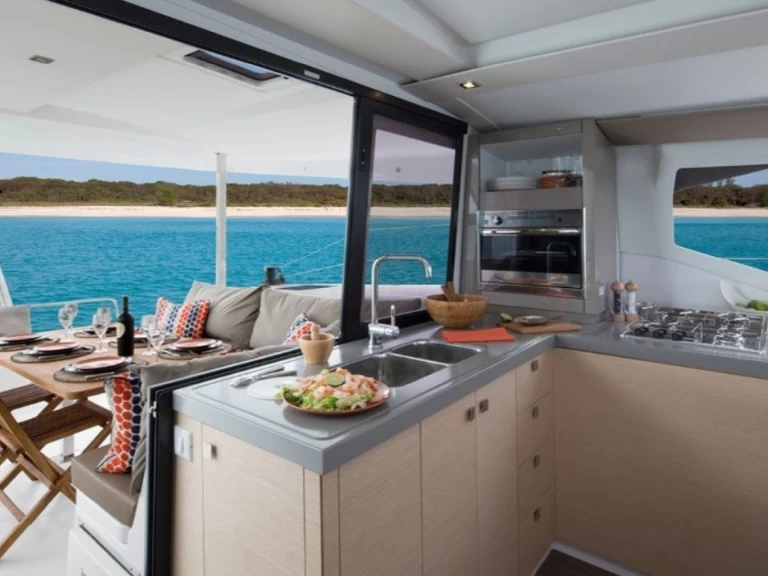 Huur een Fountaine Pajot Lucia 40 in Le Marin