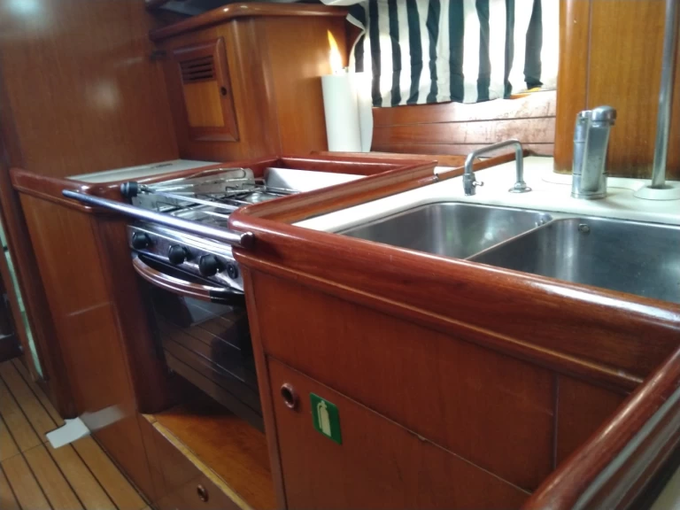 Huur een Bénéteau Oceanis 411 Clipper in Álimos