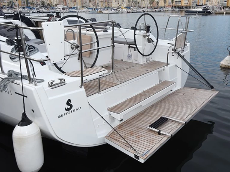 Verhuur Zeilboot in Le Marin - Bénéteau Oceanis 40.1 - Beneteau - First Line