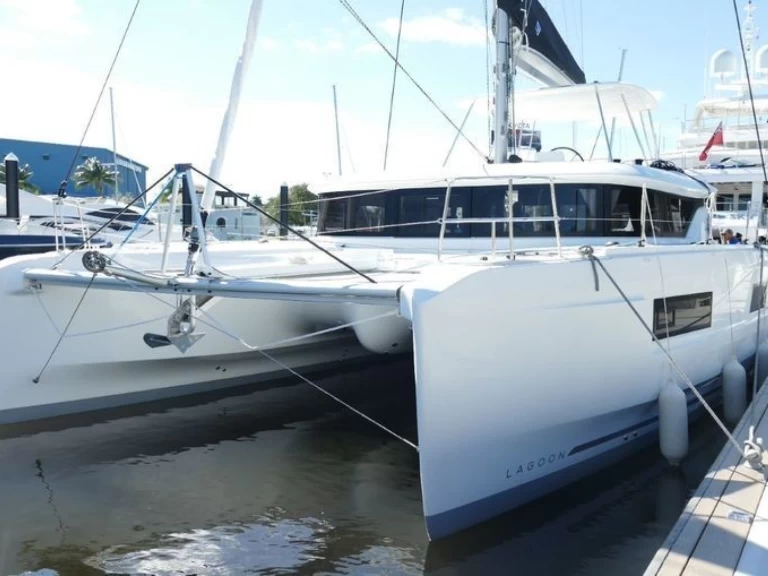 Verhuur Catamaran Lagoon met vaarbewijs