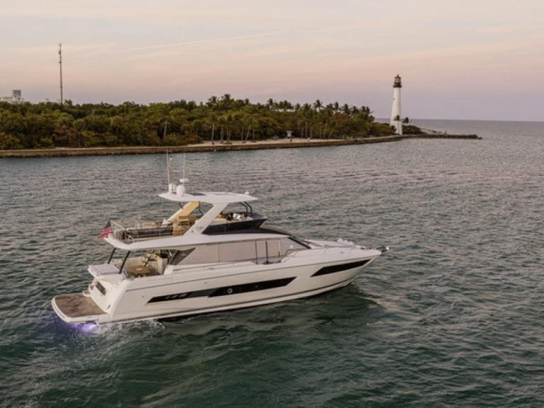 Prestige Yachts Prestige 690 te huur van particulier of professional in Zadar