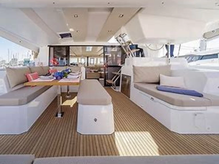 Verhuur Catamaran in Porquerolles - Fountaine Pajot Astrea 42
