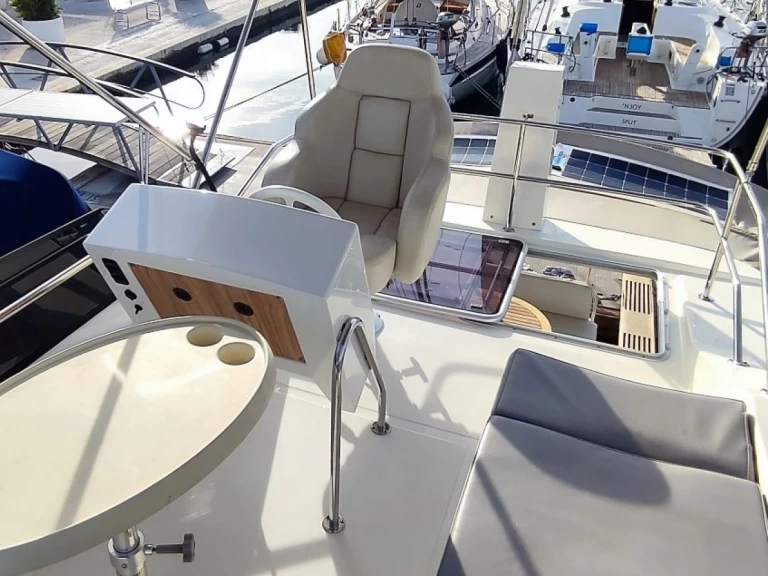 Huur een Cobra Yachts Futura 40 Grand Horizon in Trogir