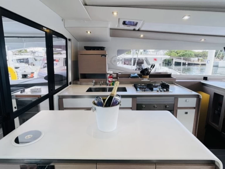 Verhuur Catamaran Fountaine Pajot met vaarbewijs
