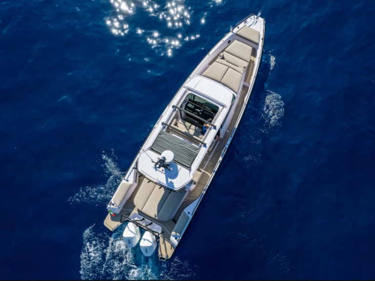 Bootverhuur Porto-Vecchio goedkoop Axopar 37 T-Top