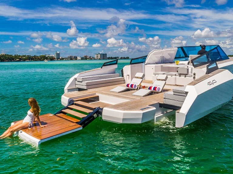 Verhuur Motorboot EVO Yachts met vaarbewijs