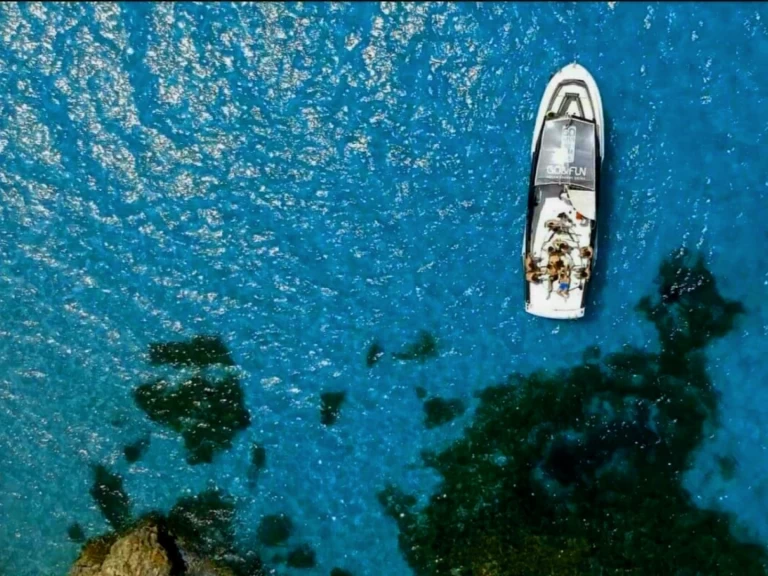 Verhuur Motorboot Custom Made met vaarbewijs