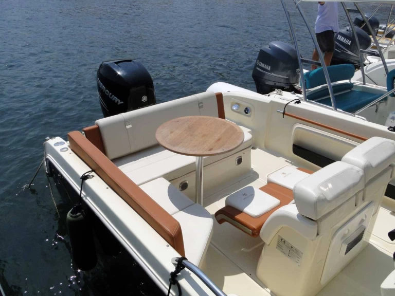 Verhuur Motorboot Invictus  met vaarbewijs