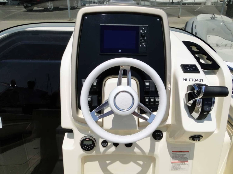 Motorboot te huur in Fréjus voor de beste prijs