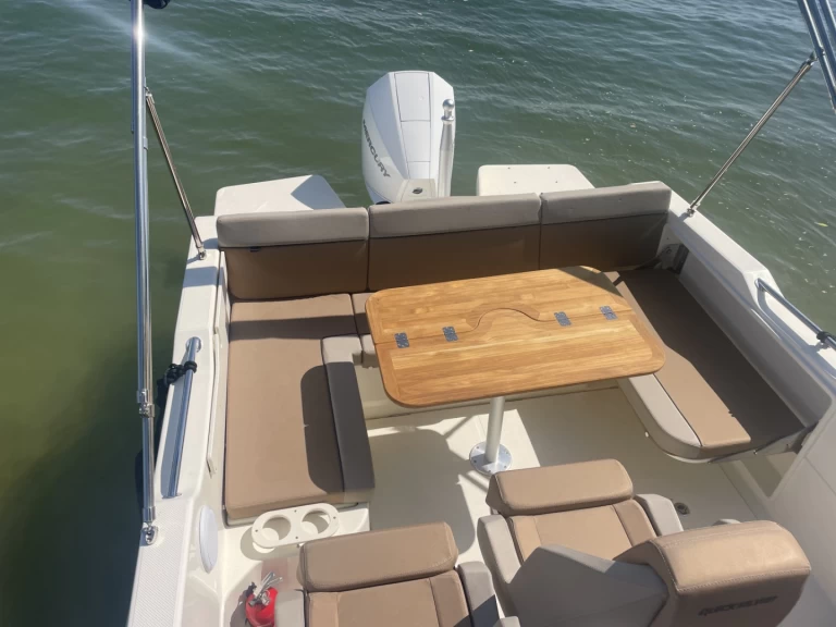 Bootverhuur Lège-Cap-Ferret goedkoop Activ 755 Sundeck