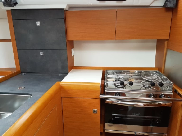 Bootverhuur Jeanneau Sun Odyssey 349 in Pula via SamBoat