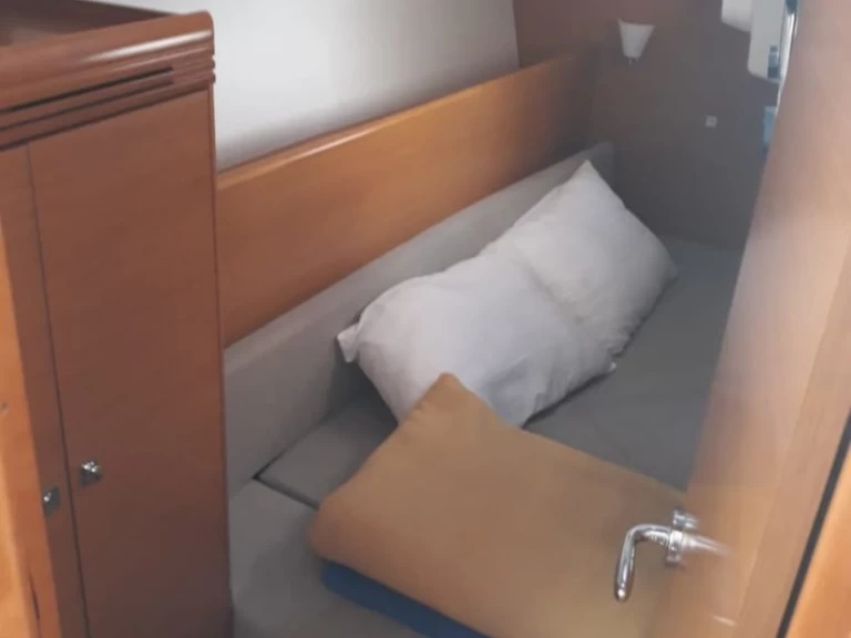 Huur een Jeanneau Sun Odyssey 33i in Gouviá