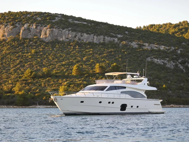 Huur een Ferretti Ferretti Yachts 681 in Split