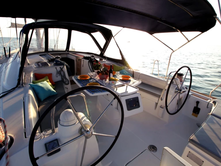 Huur een Bénéteau Oceanis 54 in Álimos