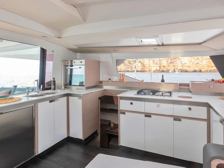 Bootverhuur Fountaine Pajot Elba 45 in Jolly Harbour via SamBoat