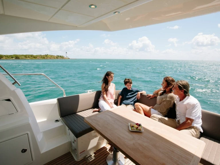 Verhuur Motorboot Jeanneau met vaarbewijs
