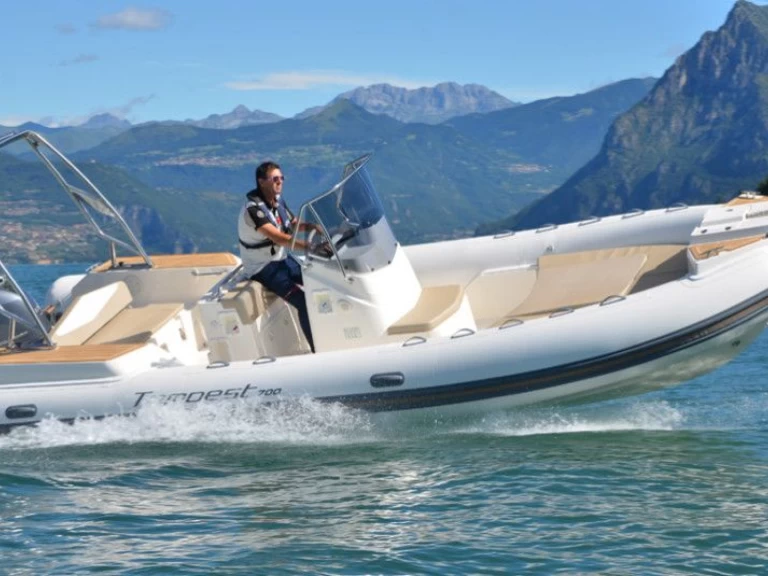 Huur een Capelli Tempest 700 in Marseille