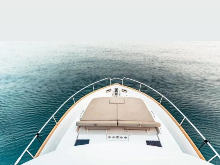 Bootverhuur Dubai Marina goedkoop Azimut 46 Fly