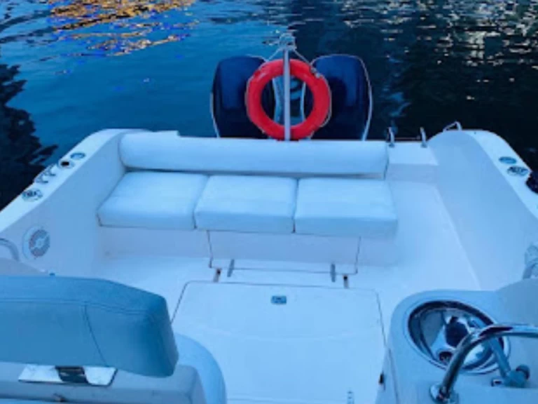 Huur Motorboot met of zonder schipper Gulf Craft - Majesty Yachts in Dubai Marina