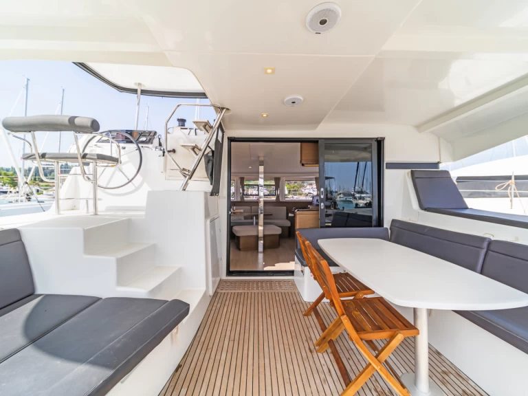 Catamaran te huur in Gouviá voor de beste prijs