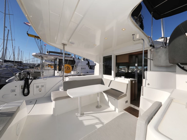 Verhuur Catamaran Lagoon met vaarbewijs