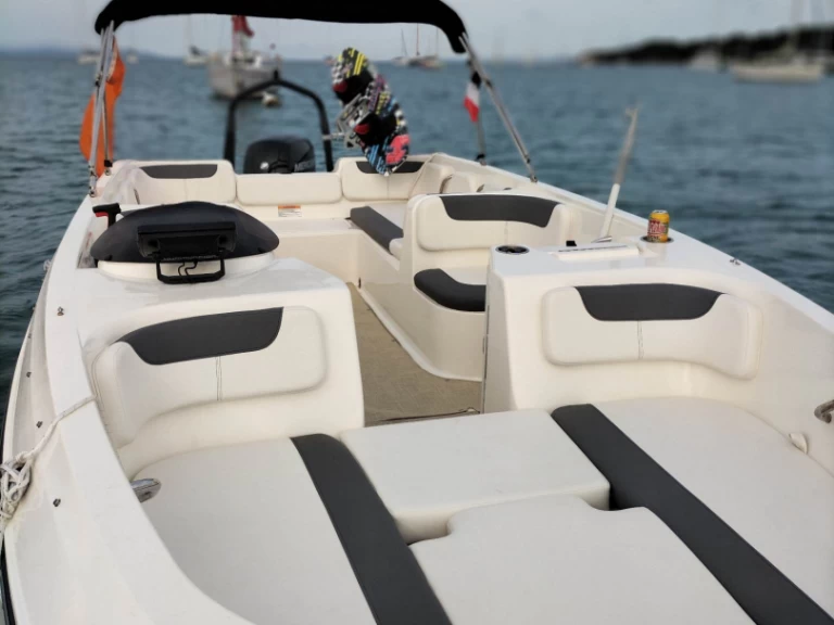 Verhuur Motorboot in Hyères - Bayliner Element E7