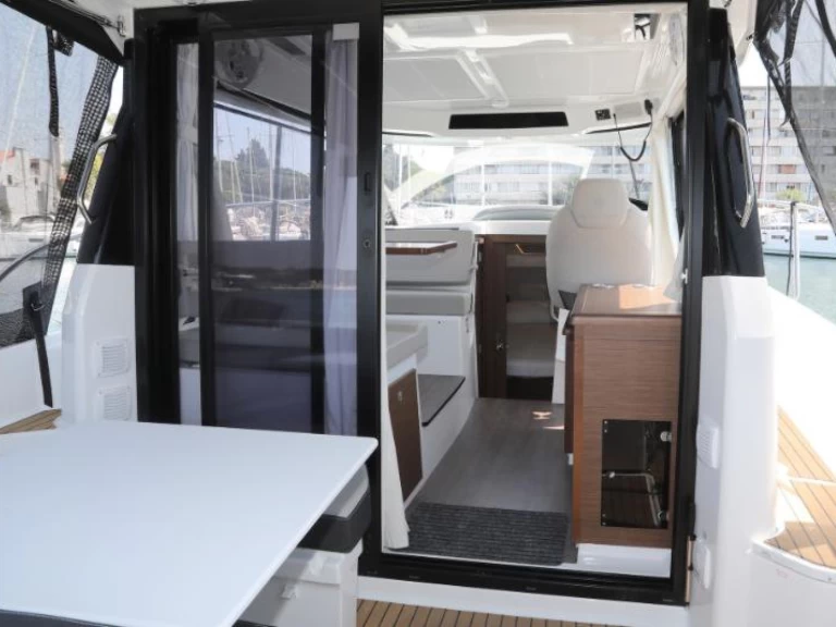 Verhuur Motorboot Jeanneau met vaarbewijs