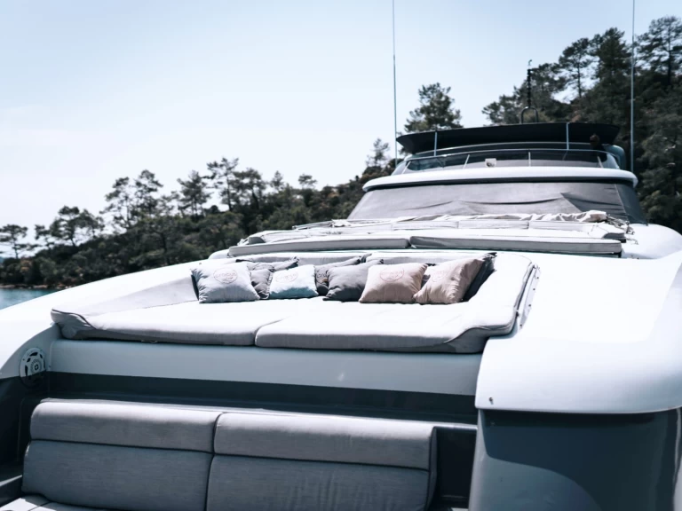 Huur een  42 M Motor Yacht Crocus in Bodrum