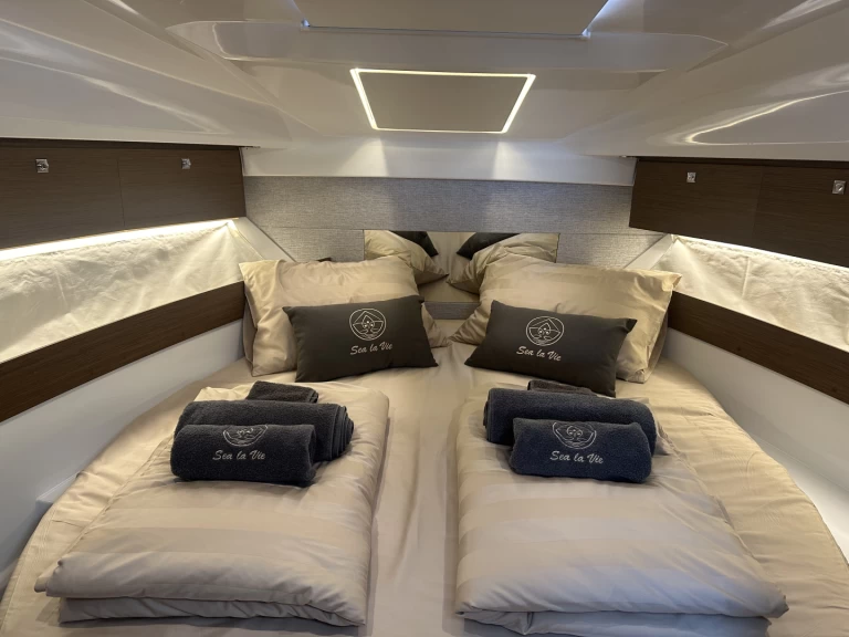 Verhuur Motorboot Jeanneau met vaarbewijs