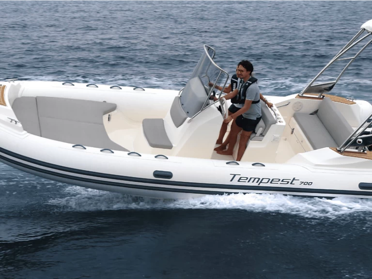 Huur een Capelli Tempest 700 in Antibes