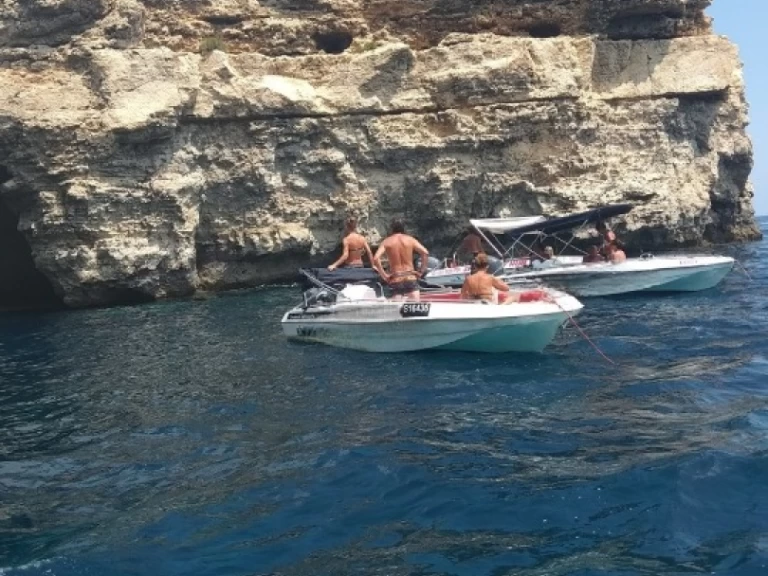 Motorboot te huur in Il-Bajja tal-Mellieħa voor de beste prijs