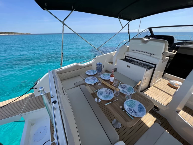 Huur een B2 Marine CAP FERRET 752 CRUISER in Cannes