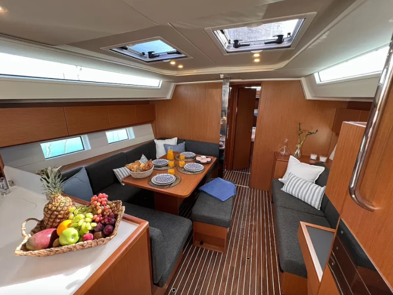 Huur een Bavaria Bavaria C45 in Álimos