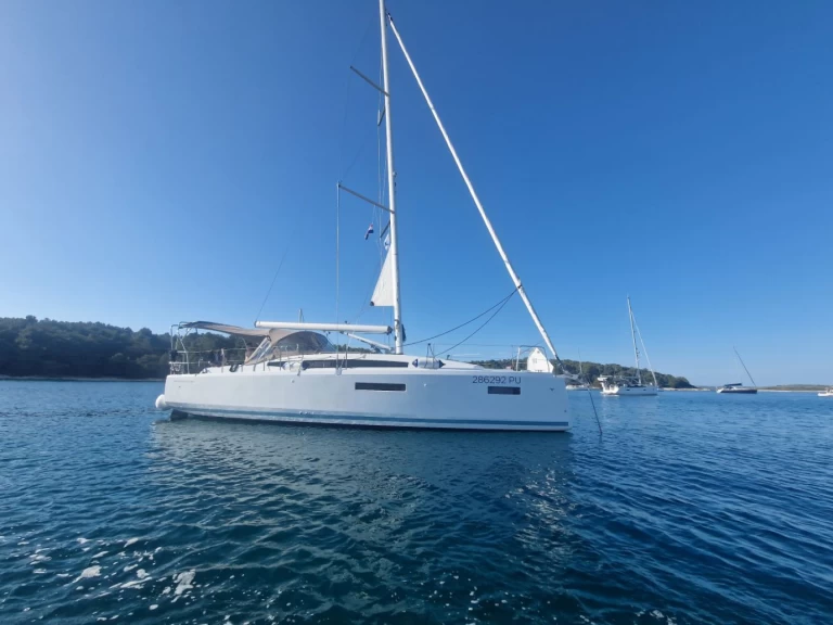 Bootverhuur Jeanneau Sun Odyssey 380 in Pula via SamBoat